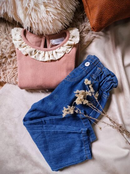Blusa con cuello floral